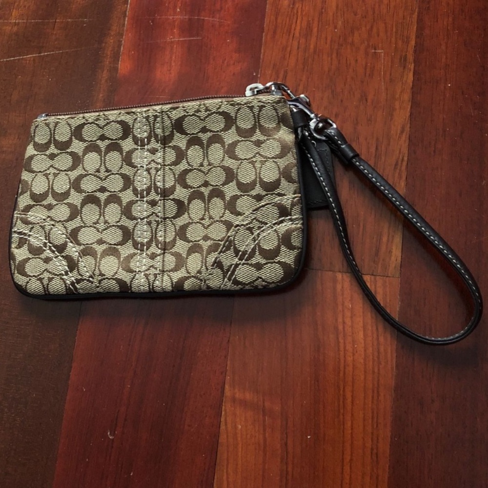 Coach wristlet in new condition!